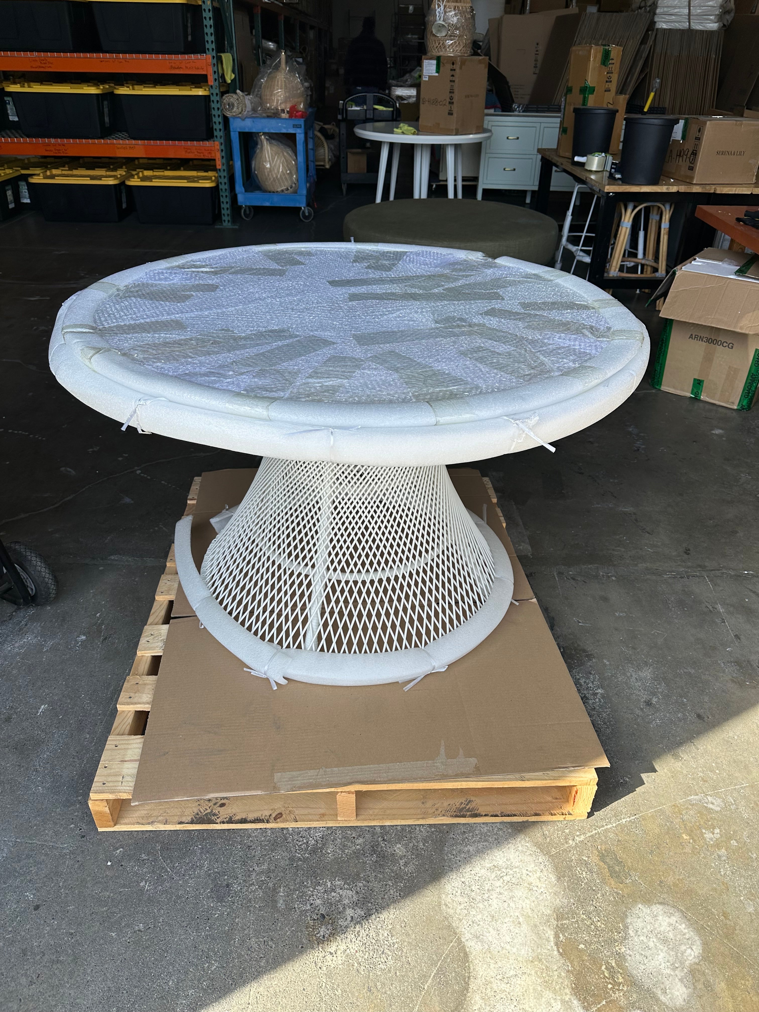 Blithedale Dining Table (NO umbrella hole)-White Frame/Glass Top