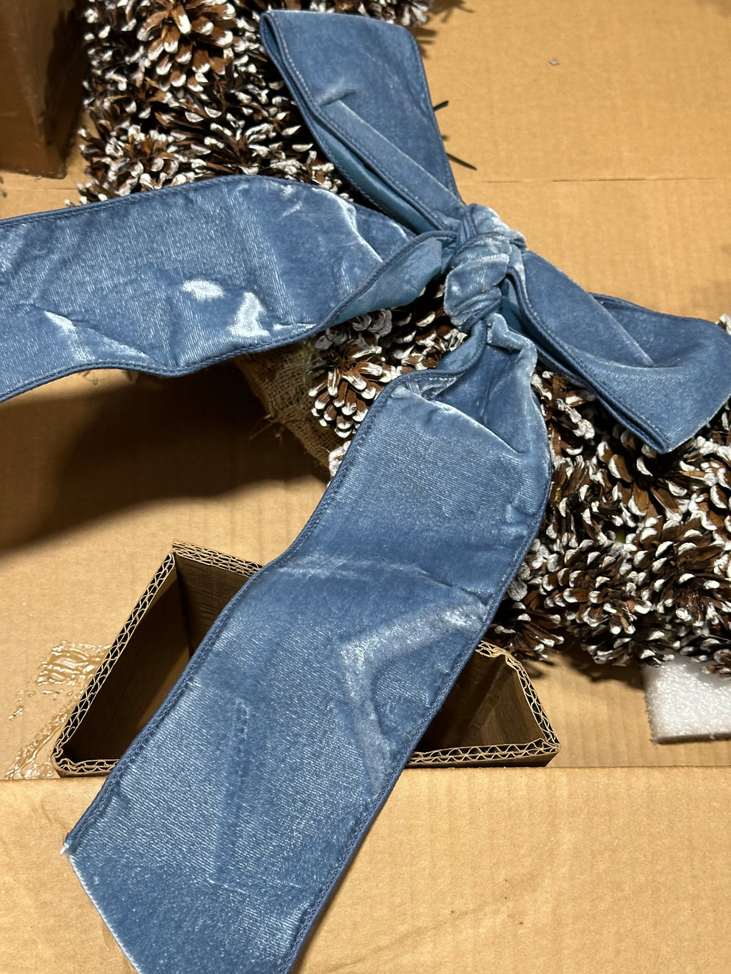 Pinecone Holiday Christmas Wreath (24” DIAM)-Brown/White Tip