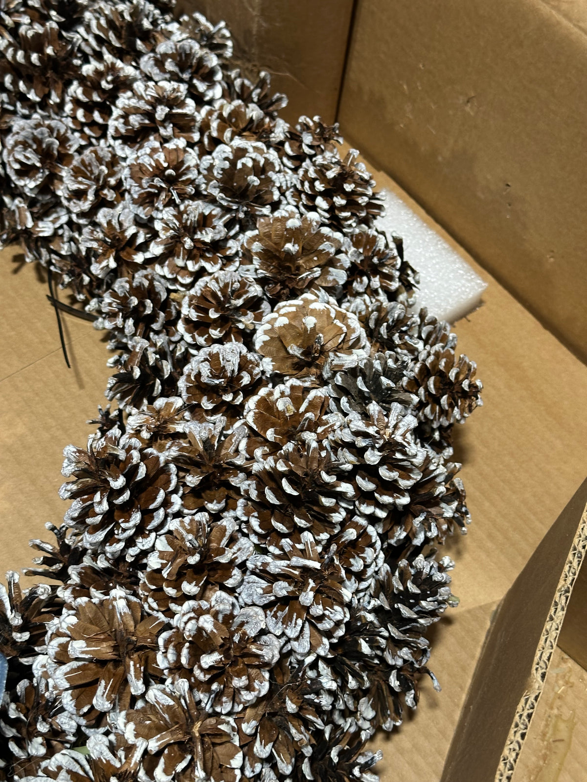 Pinecone Holiday Christmas Wreath (24” DIAM)-Brown/White Tip