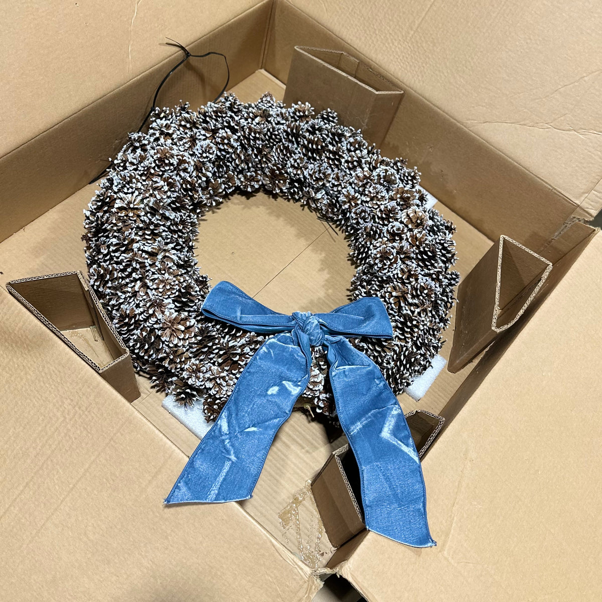 Pinecone Holiday Christmas Wreath (24” DIAM)-Brown/White Tip