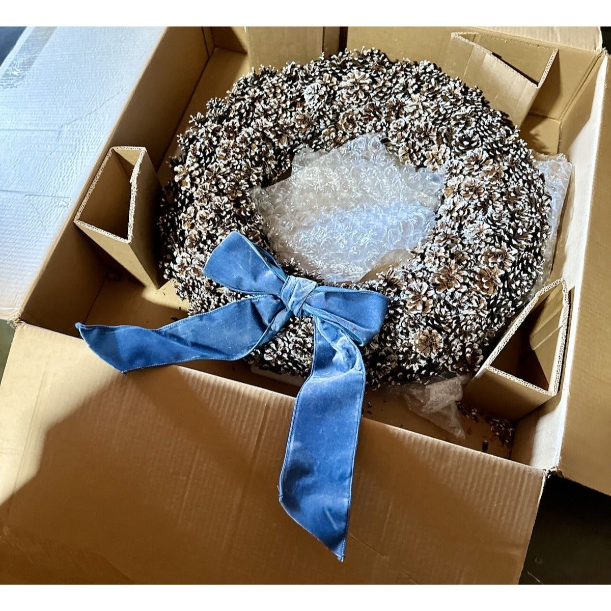 Pinecone Holiday Christmas Wreath (24” DIAM)-Brown/White Tip